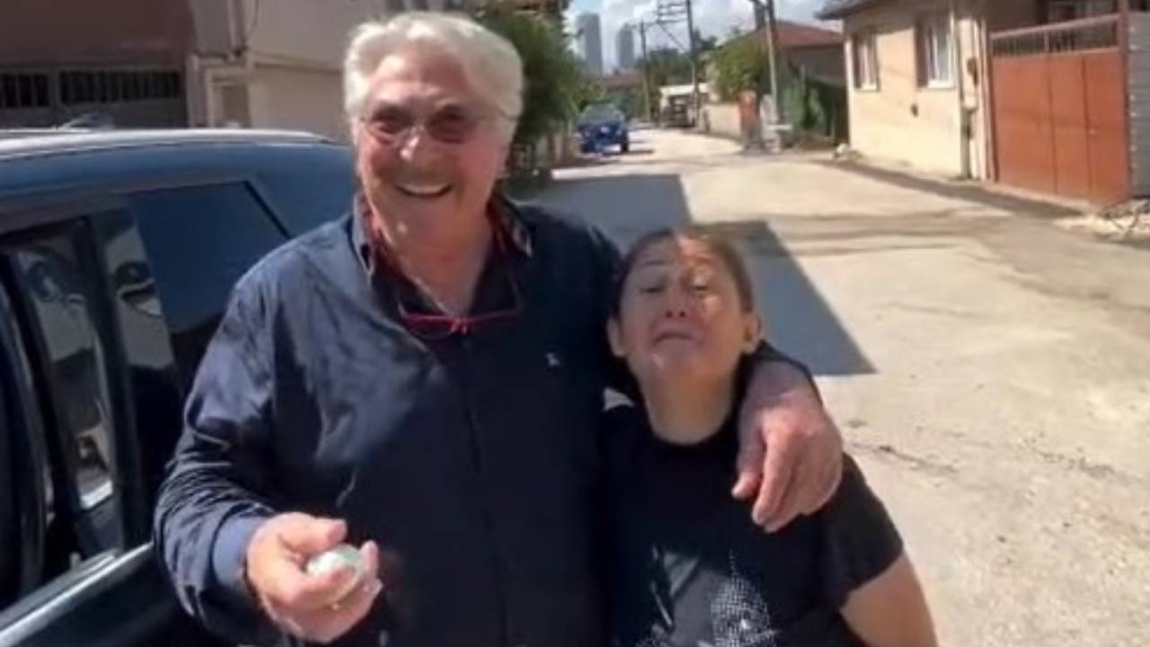 Erdal Özyağcılar yol tarifi istedi! Aldığı hediyeyle şaşkına döndü