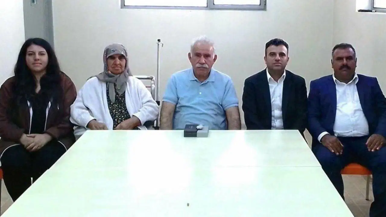 Teröristbaşı Abdullah Öcalan’ın ailesi ile 10 ay önce çektirdiği fotoğraf ilk kez paylaşıldı