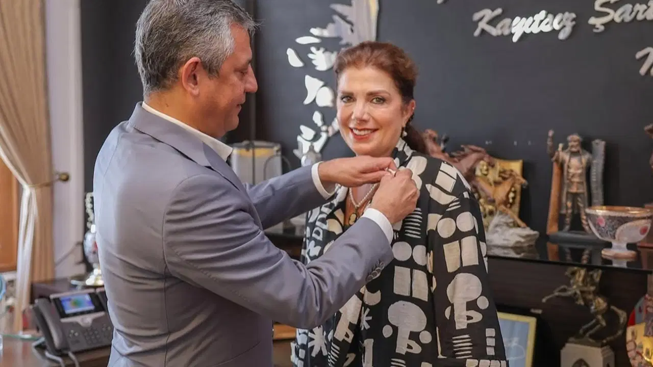 Ahmet Taner Kışlalı’nın eşi Nilüfer Kışlalı YENİ Parti’ye katıldı: Rozetini Özgür Özel taktı