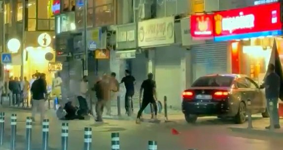 Avcılar'da iki grup arasındaki sandalyeli kavgayı çevredekil